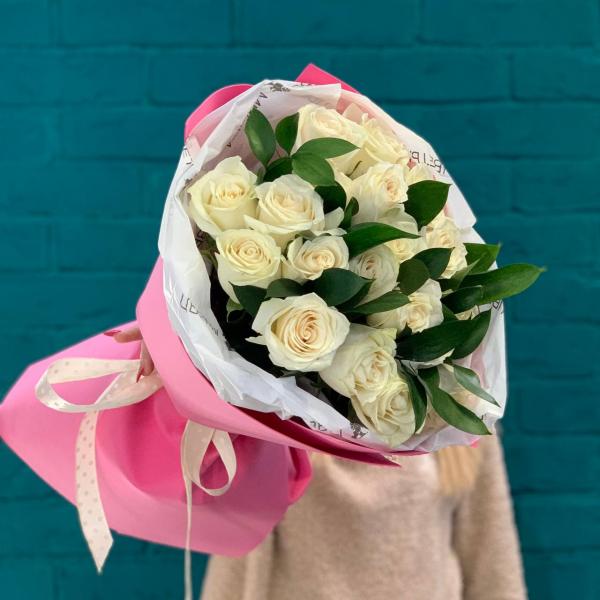 19 белых роз "Аллея восторга"