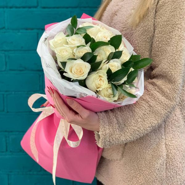 19 белых роз "Аллея восторга"