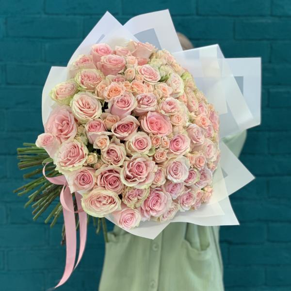 51 розовая роза и кустовая роза "Лавента"