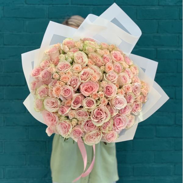 51 розовая роза и кустовая роза "Лавента"