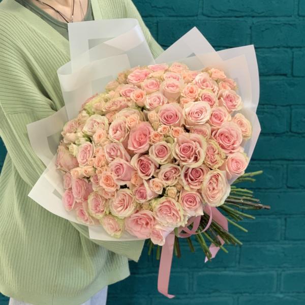 51 розовая роза и кустовая роза "Лавента"