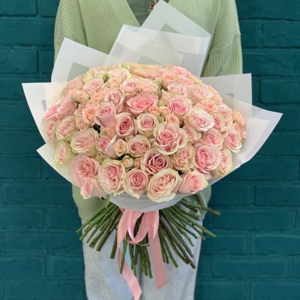 51 розовая роза и кустовая роза "Лавента"