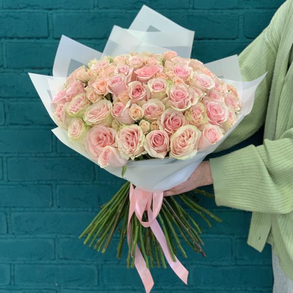 51 розовая роза и кустовая роза "Лавента"