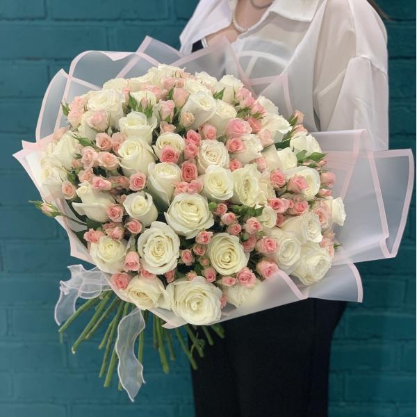 45 белых роз и кустовая роза "Идиллия"
