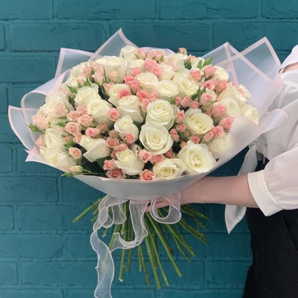45 белых роз и кустовая роза "Идиллия"