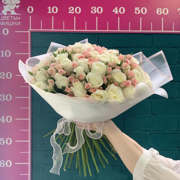 45 белых роз и кустовая роза "Идиллия"