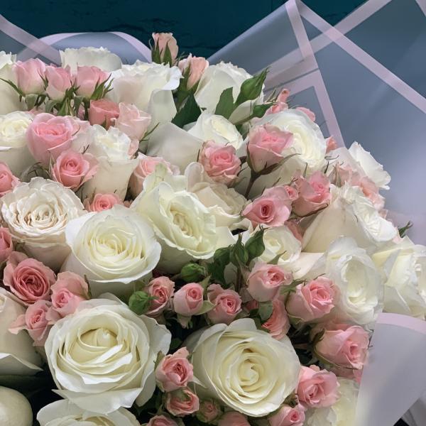 45 белых роз и кустовая роза "Идиллия"