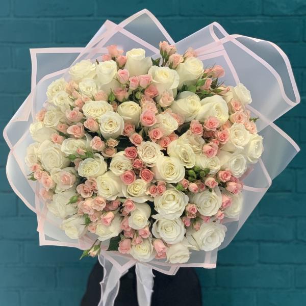 45 белых роз и кустовая роза "Идиллия"