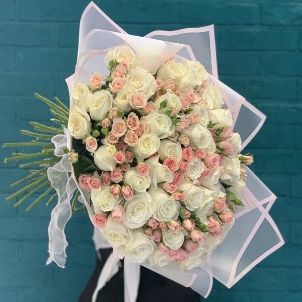 45 белых роз и кустовая роза "Идиллия"