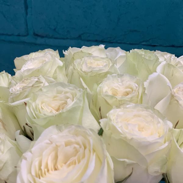 29 пионовидных роз "Милан"