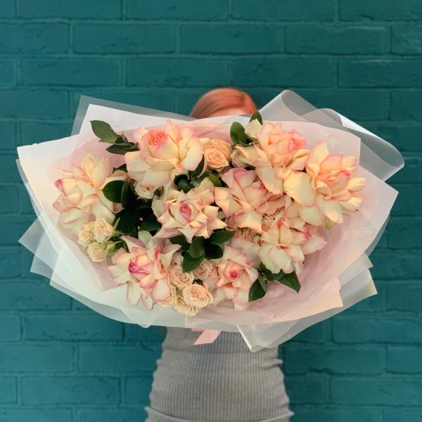 Французская и кустовая роза "Чио-рио"