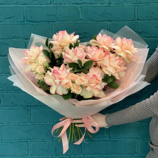 Французская и кустовая роза "Чио-рио"