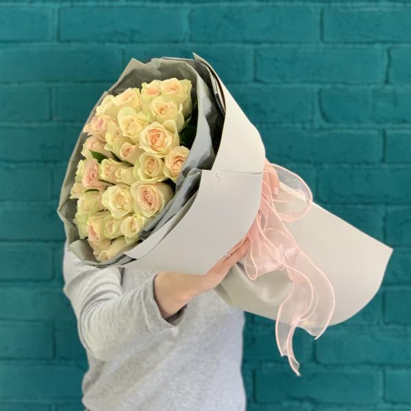 35 розовых роз "Полумесяц"