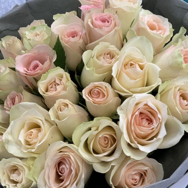 35 розовых роз "Полумесяц"