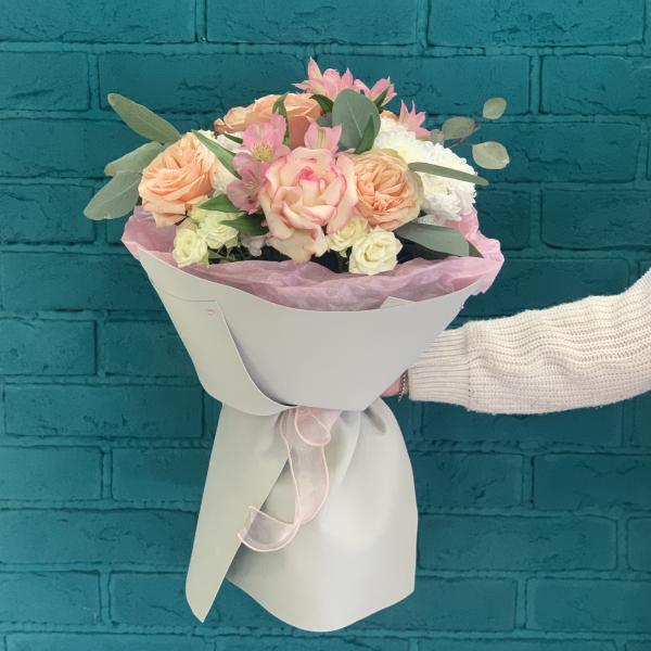 Французская роза и альстромерия "Изящный танец"