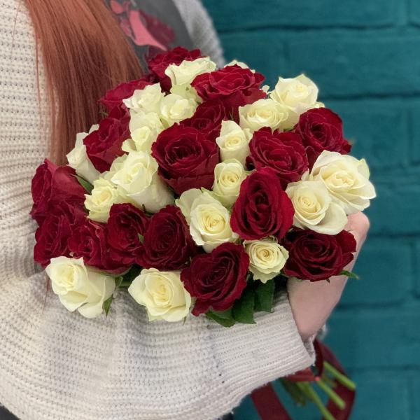 35 красных и белых роз " Нежность "