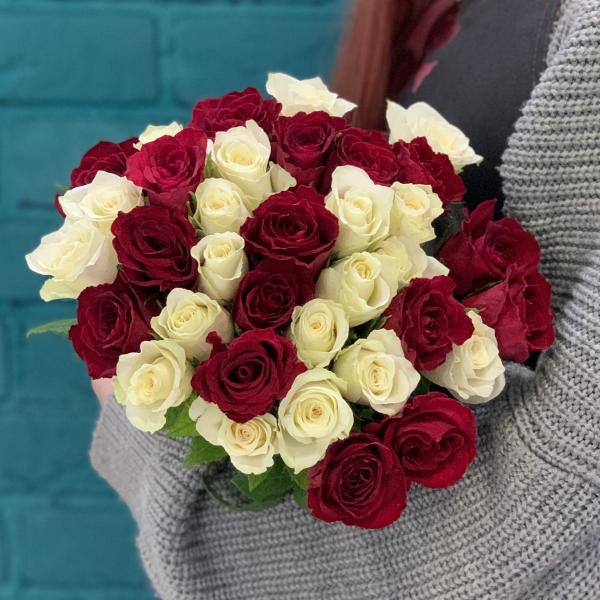 35 красных и белых роз " Нежность "