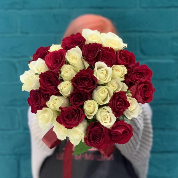 35 красных и белых роз " Нежность "