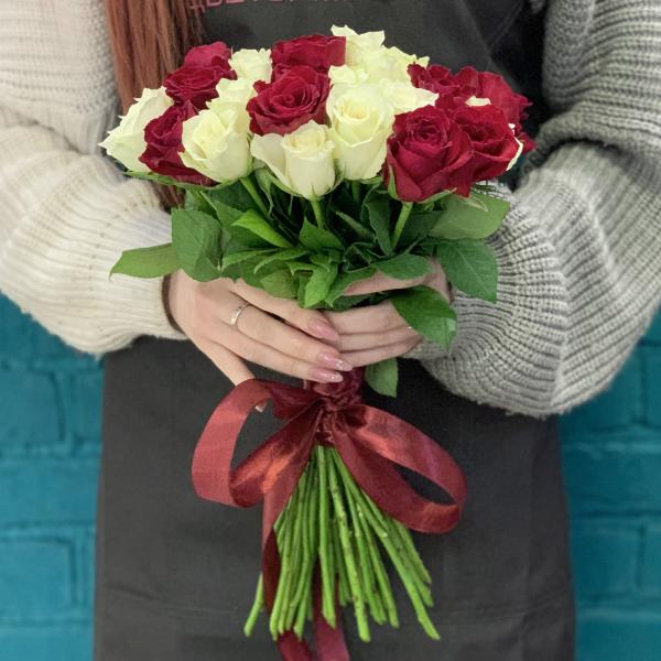 35 красных и белых роз " Нежность "