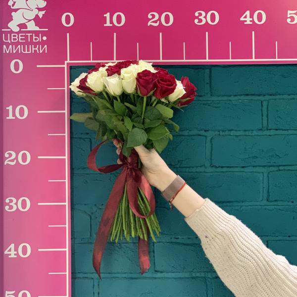 35 красных и белых роз " Нежность "