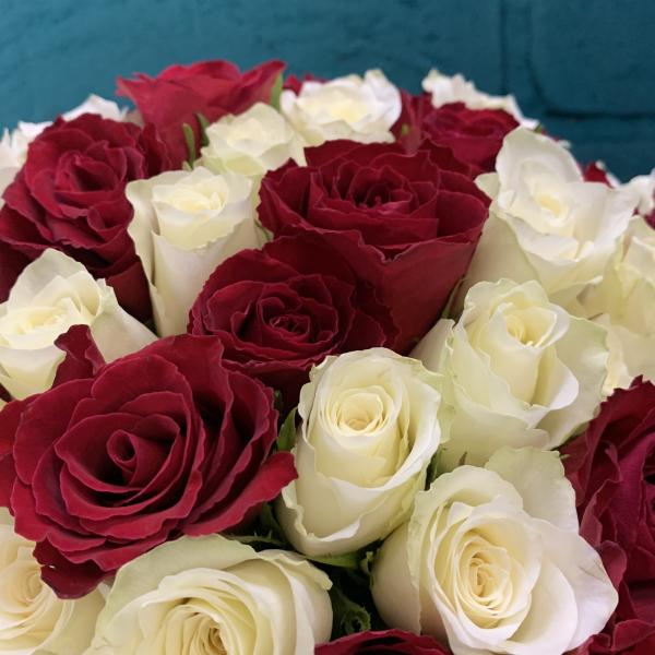 35 красных и белых роз " Нежность "