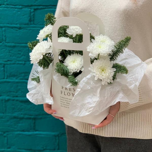 Белая хризантема и нобилис "Зимняя сказка" 