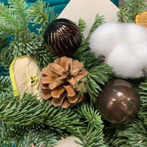 фото Нобилиса и игрушек "Сочельник"