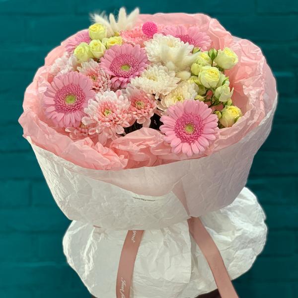 Хризантема и кустовая роза ”Баблгам“