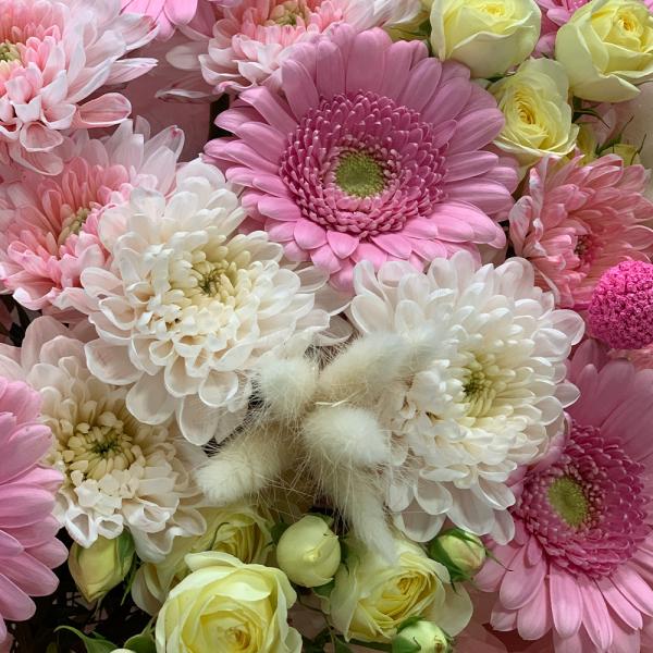 Хризантема и кустовая роза ”Баблгам“