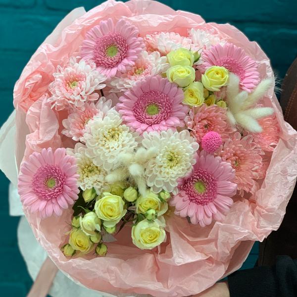 Хризантема и кустовая роза ”Баблгам“