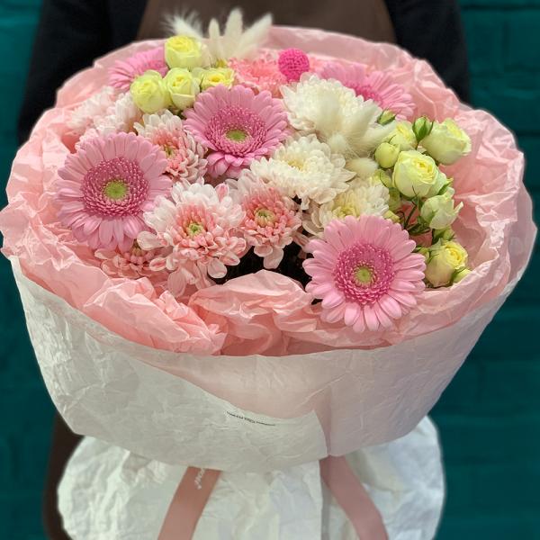 Хризантема и кустовая роза ”Баблгам“