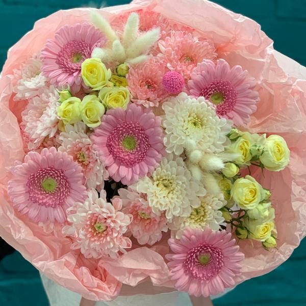 Хризантема и кустовая роза ”Баблгам“