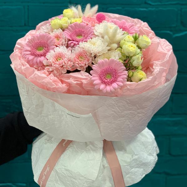 Хризантема и кустовая роза ”Баблгам“