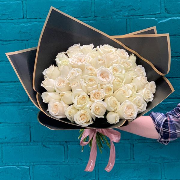 45 белых роз “Карибы“