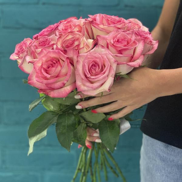 13 розовых роз “Лагуна“