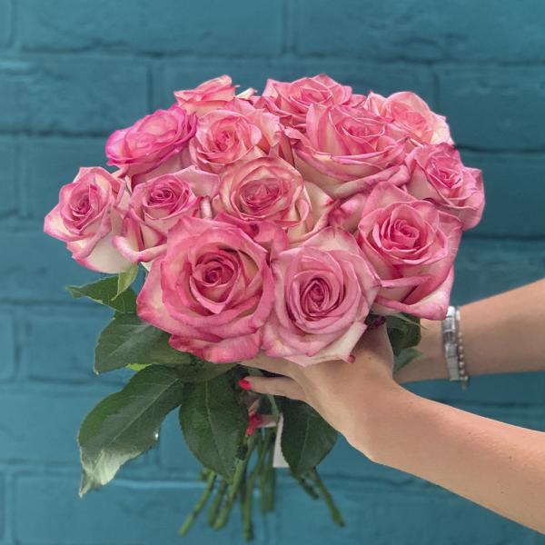 13 розовых роз “Лагуна“