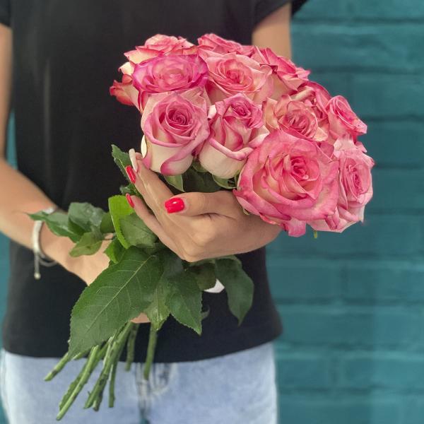 13 розовых роз “Лагуна“