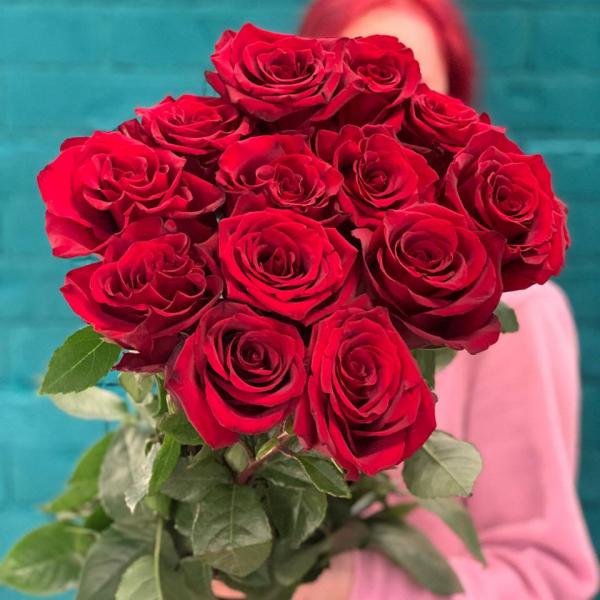 13 красных роз 80см "красный бархат"