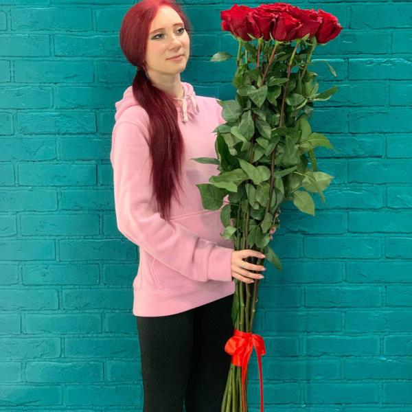 13 красных роз 80см "красный бархат"