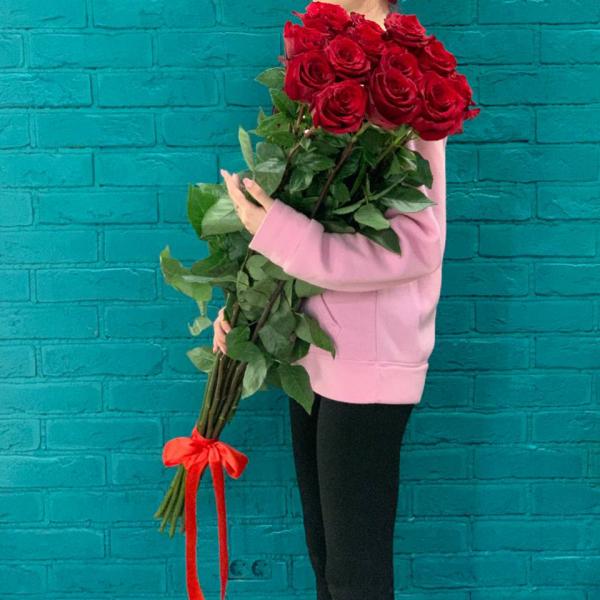 13 красных роз 80см "красный бархат"