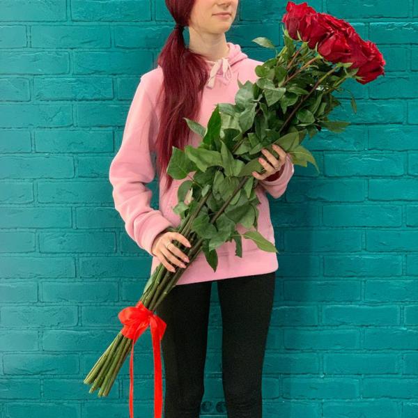 13 красных роз 80см "красный бархат"