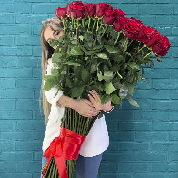 101 красная роза 80см "Звездное небо"