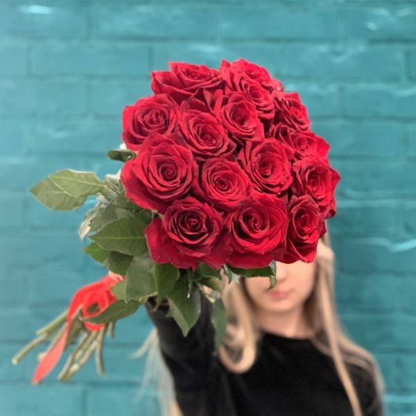 15 красных роз "Первое признание"