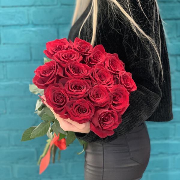 15 красных роз "Первое признание"