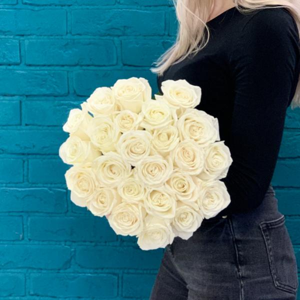 25 белых роз "Белоснежный шарм"