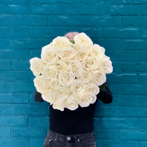 25 белых роз "Белоснежный шарм"