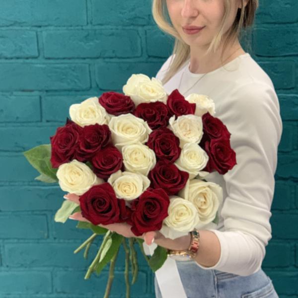 23 розы "Неотразимая"