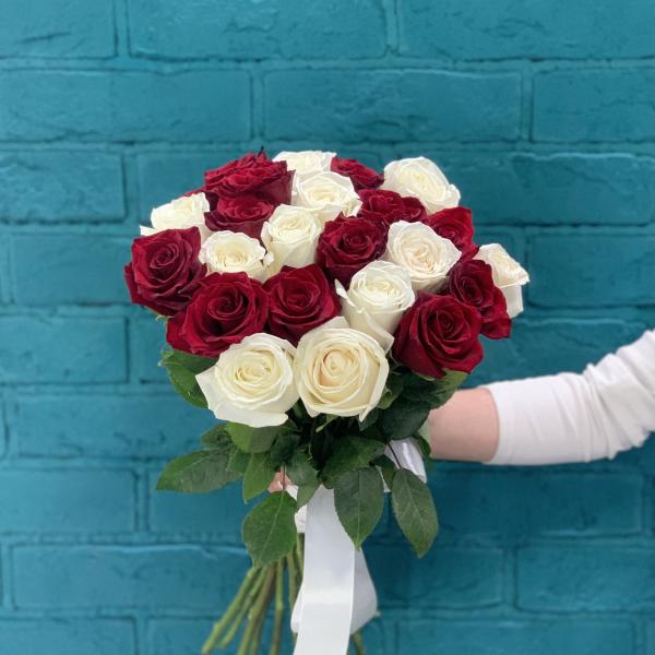 23 розы "Неотразимая"