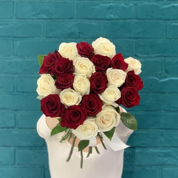 23 розы "Неотразимая"