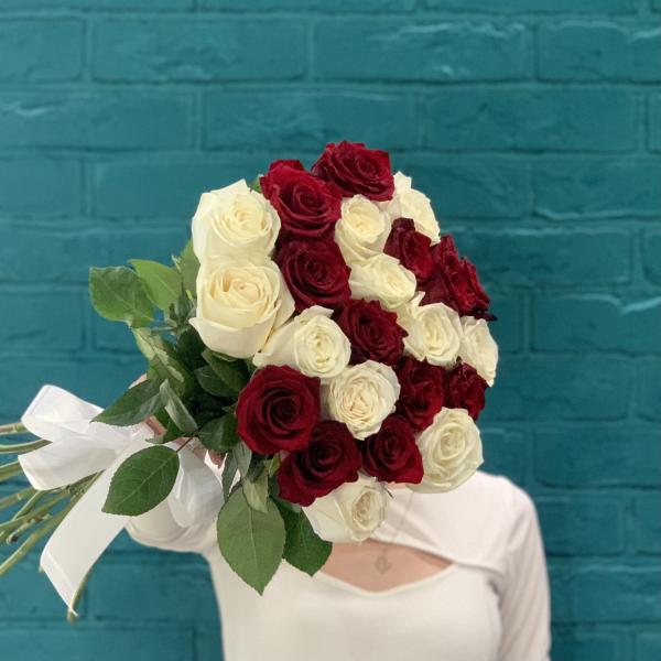 23 розы "Неотразимая"